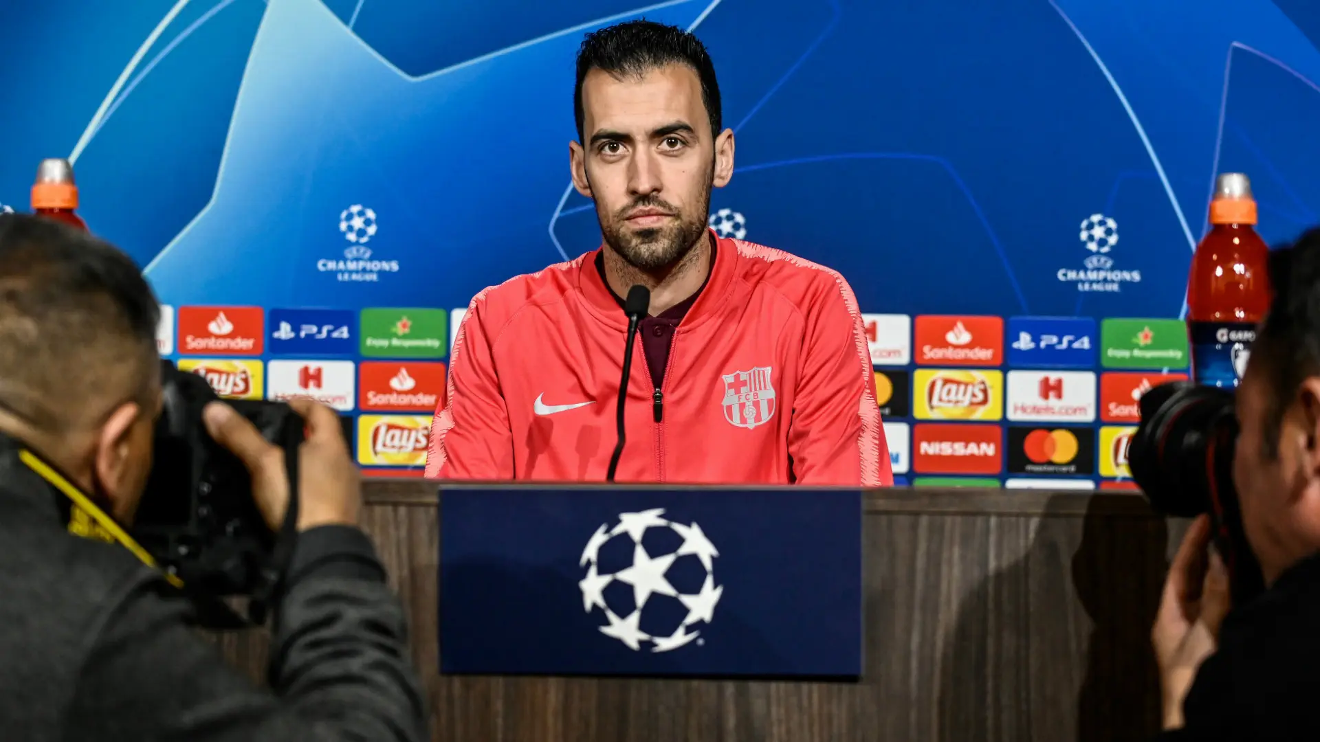 BUSQUETS LYON BARCELONA CHAMPIONS LEAGUE